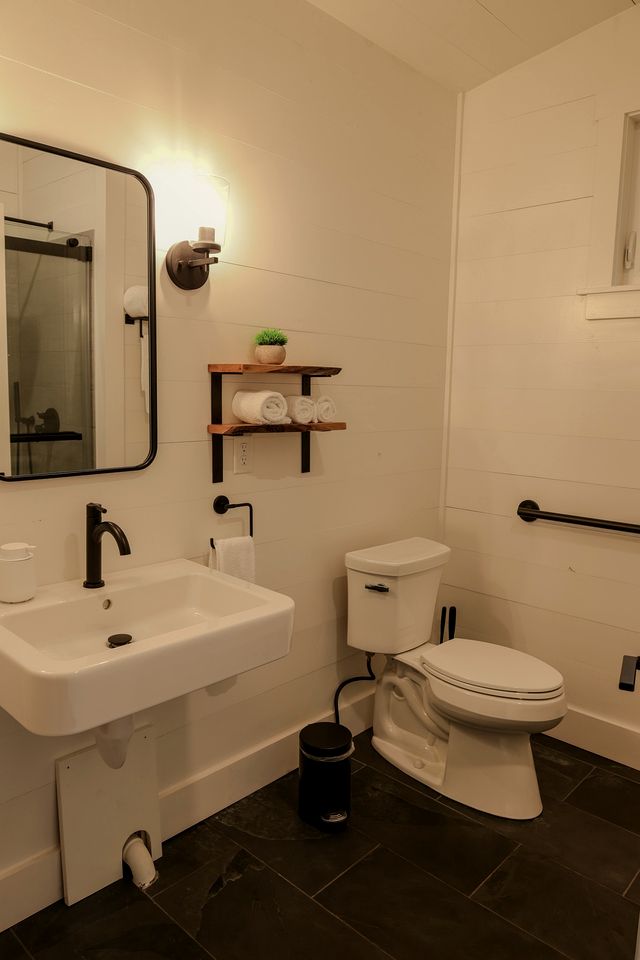 Beautiful Cabin with Modern Indoor Space and Fire Pit in Freeport, Maine