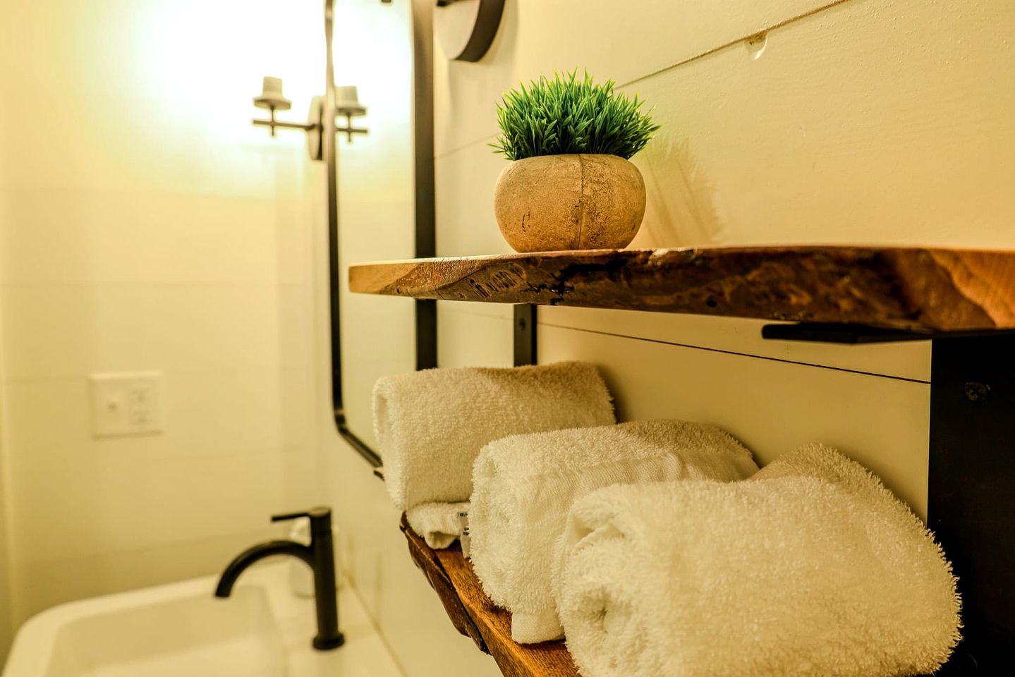 Beautiful Cabin with Modern Indoor Space and Fire Pit in Freeport, Maine