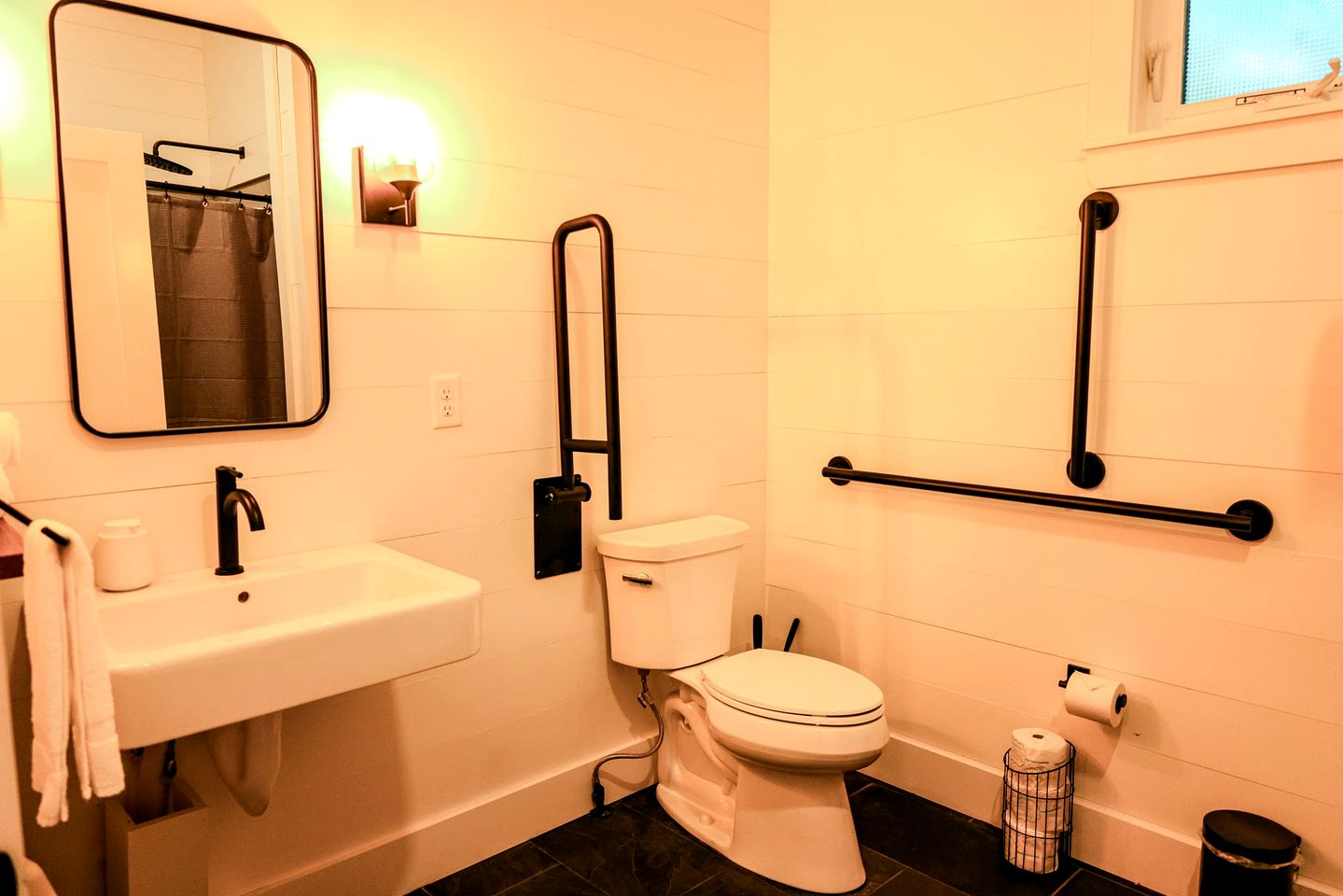 Luxurious Accessible Cabin with Forest Views near Desert of Maine – Freeport, ME