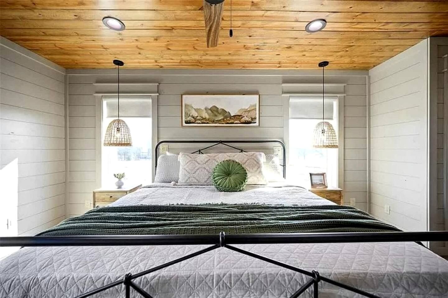 Modern Luxury Cabin with Game Room, Hot Tub & Fire Pit Near Beavers Bend, Broken Bow OK