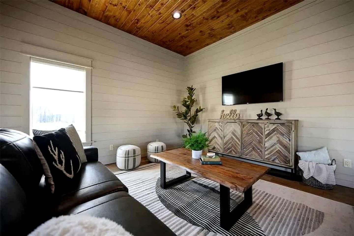 Modern Luxury Cabin with Game Room, Hot Tub & Fire Pit Near Beavers Bend, Broken Bow OK