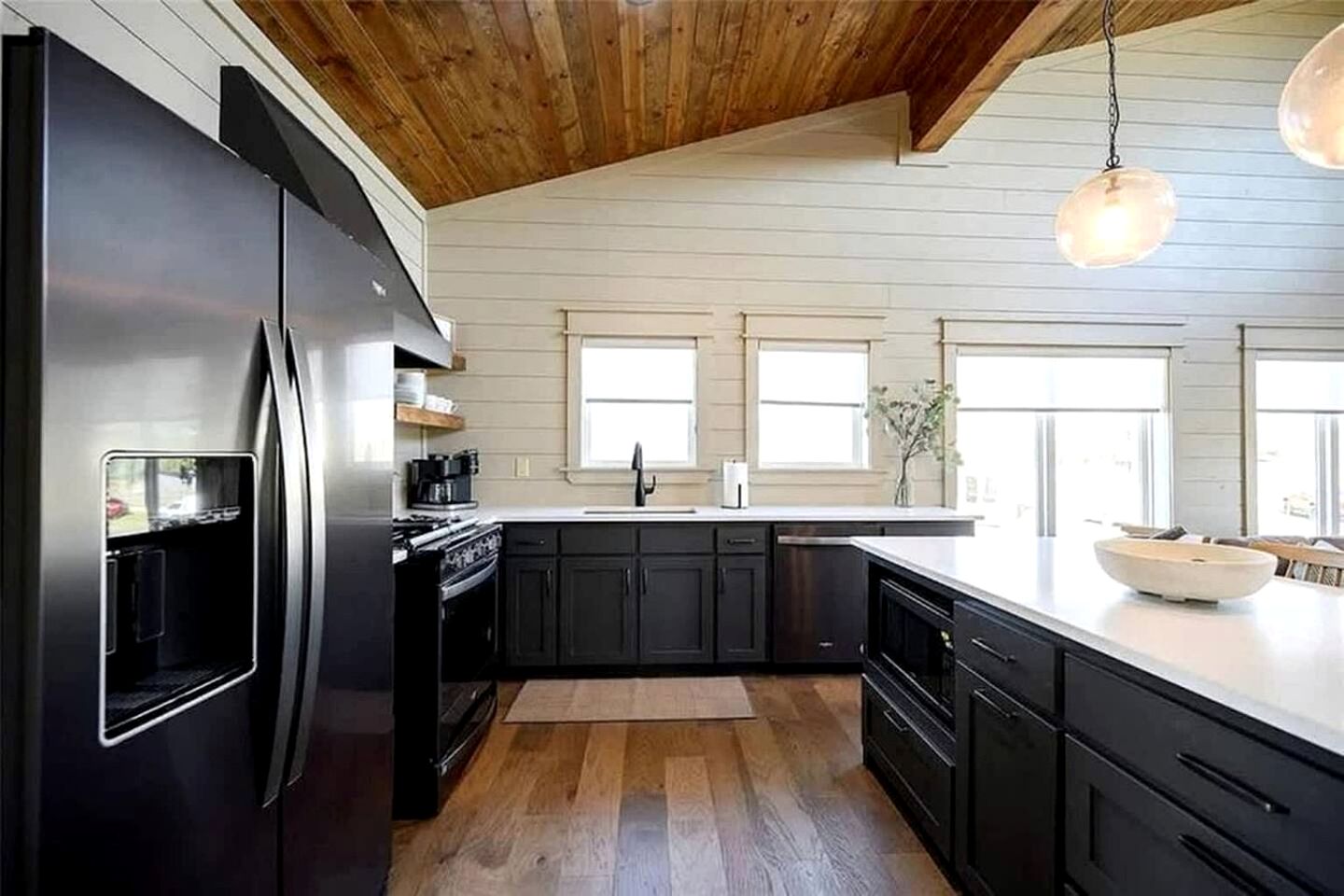 Modern Luxury Cabin with Game Room, Hot Tub & Fire Pit Near Beavers Bend, Broken Bow OK