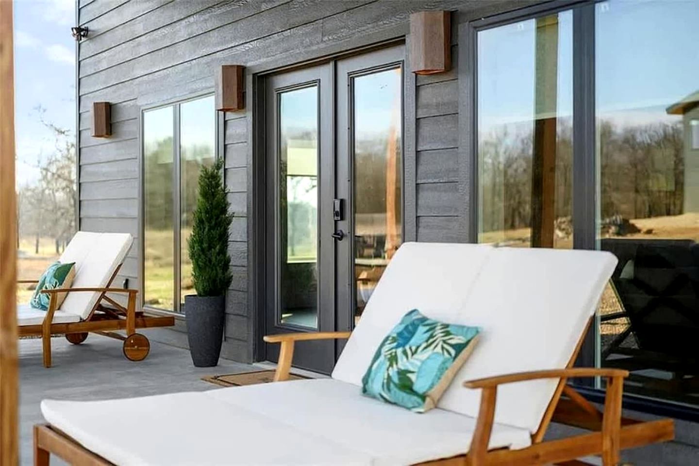Modern Luxury Cabin with Game Room, Hot Tub & Fire Pit Near Beavers Bend, Broken Bow OK