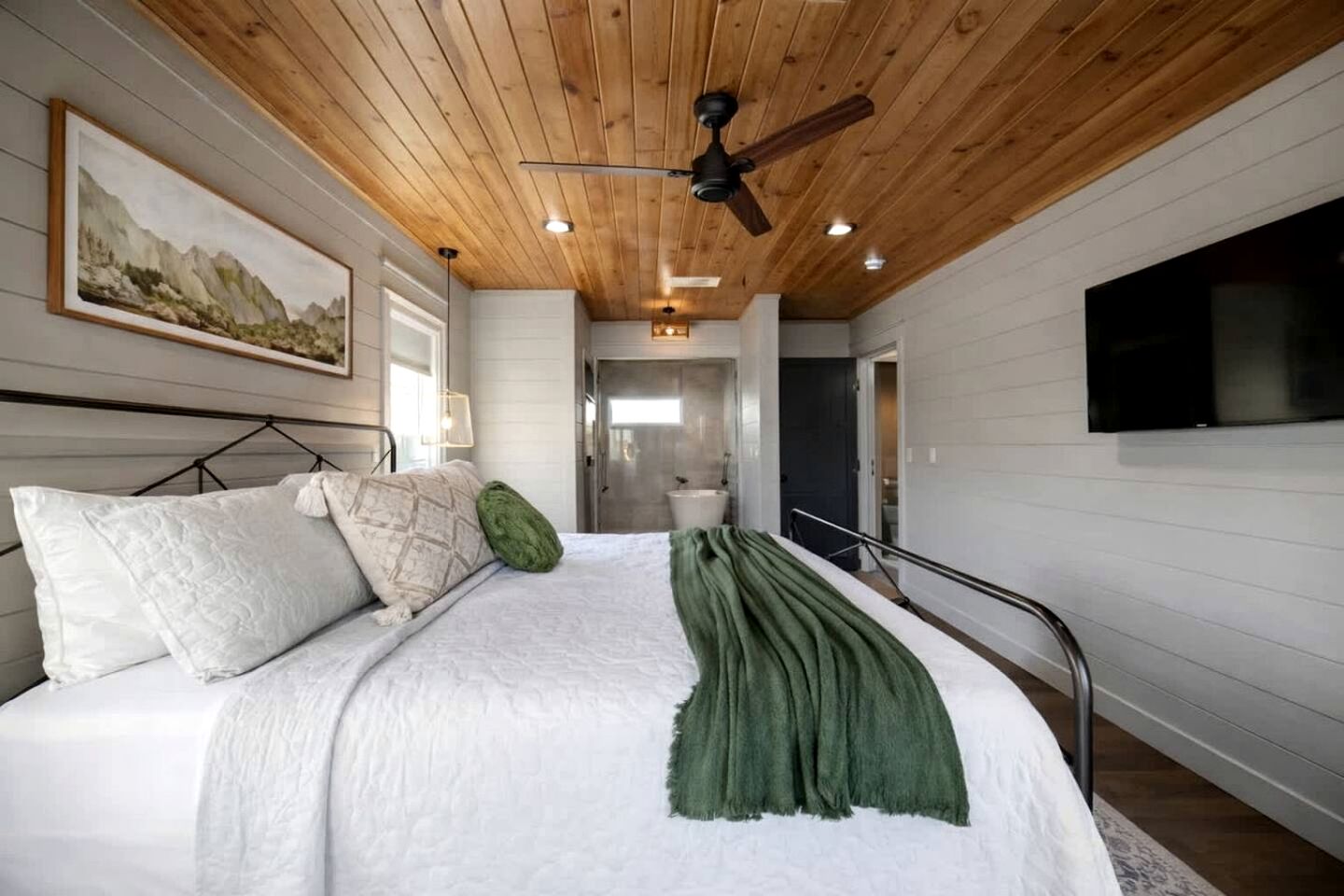 Modern Luxury Cabin with Game Room, Hot Tub & Fire Pit Near Beavers Bend, Broken Bow OK