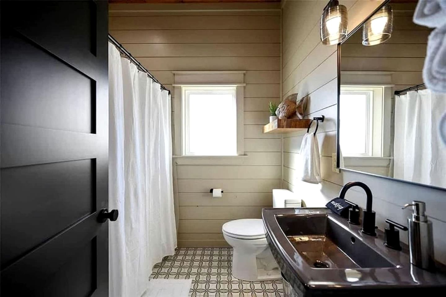 Modern Luxury Cabin with Game Room, Hot Tub & Fire Pit Near Beavers Bend, Broken Bow OK