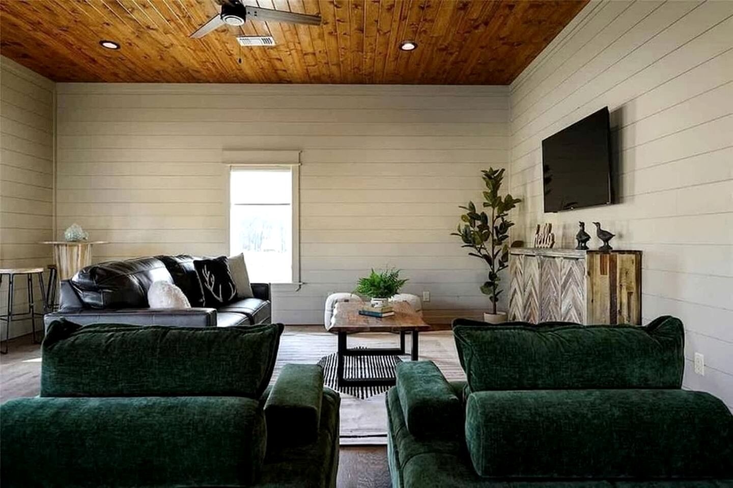 Modern Luxury Cabin with Game Room, Hot Tub & Fire Pit Near Beavers Bend, Broken Bow OK