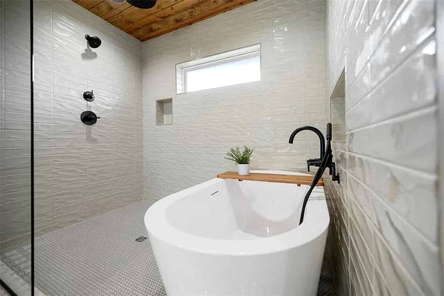 Modern Luxury Cabin with Game Room, Hot Tub & Fire Pit Near Beavers Bend, Broken Bow OK