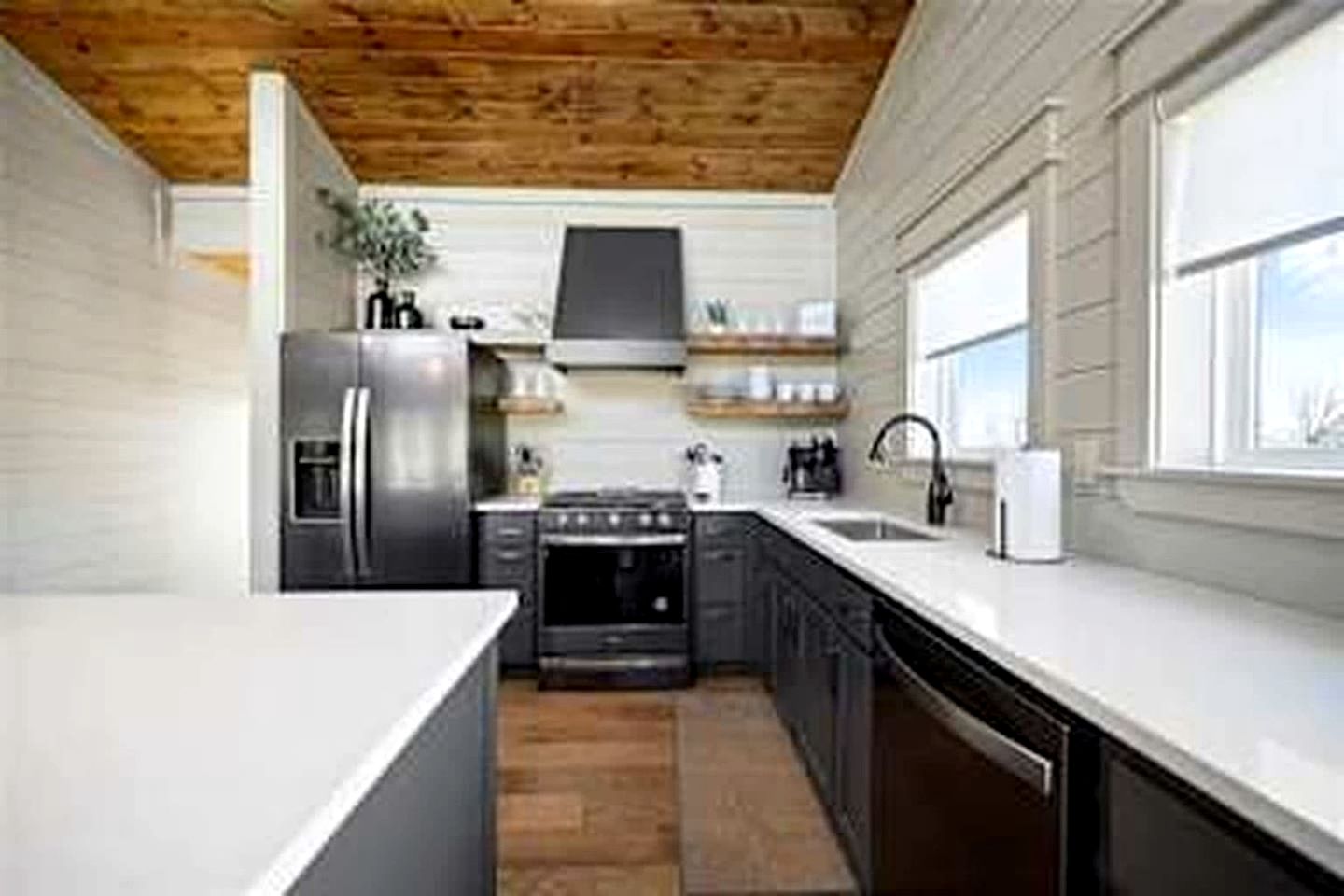 Modern Luxury Cabin with Game Room, Hot Tub & Fire Pit Near Beavers Bend, Broken Bow OK