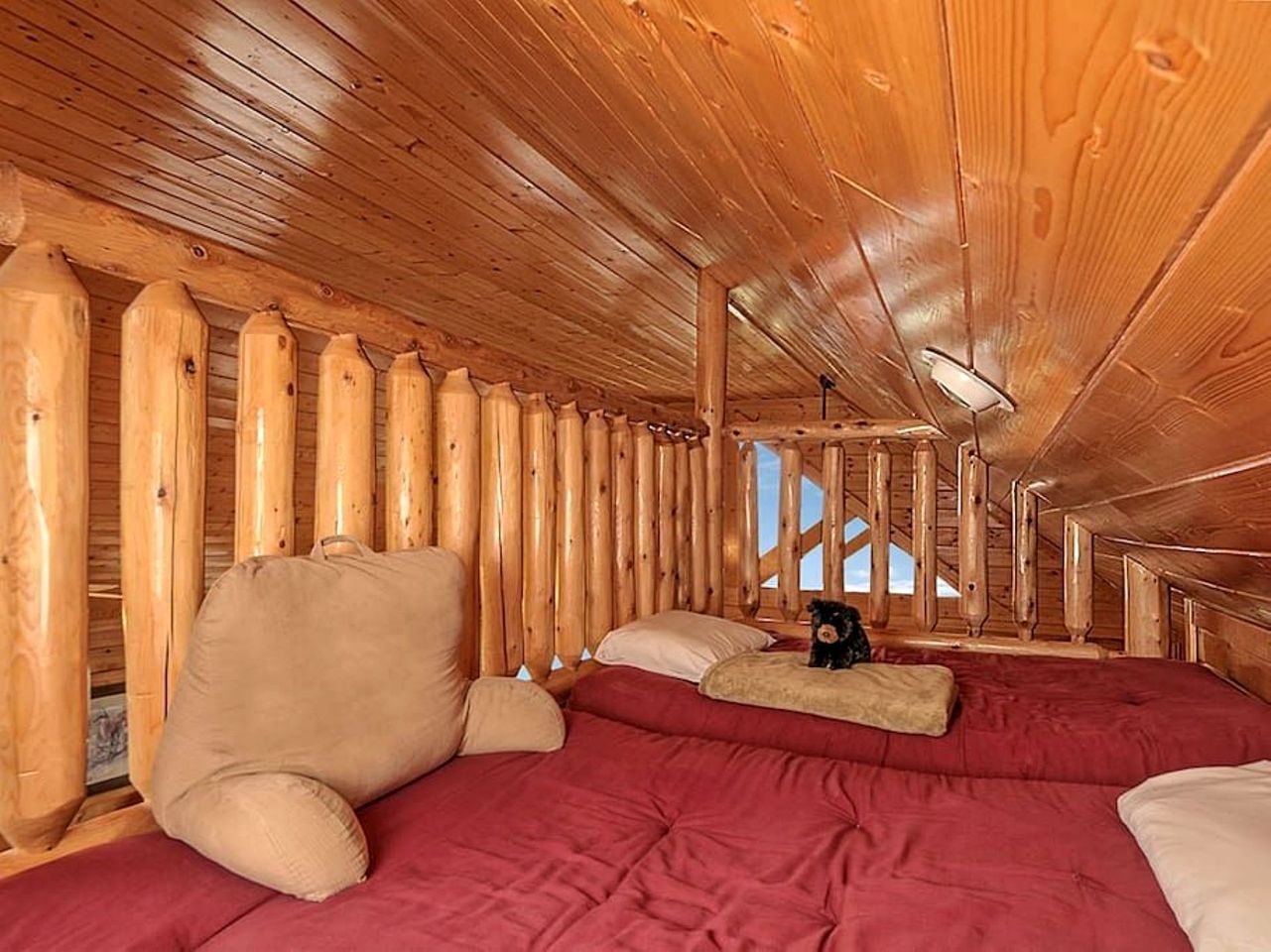 Modern Mountain Cabin Retreat with Game Room and Outdoor Pool in Sevierville, Tennessee