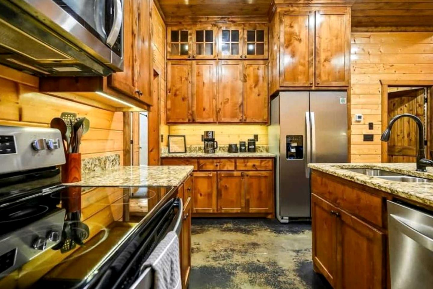 Modern Rustic Cabin with Hot Tub & Loft, Near Shops in Broken Bow, OK