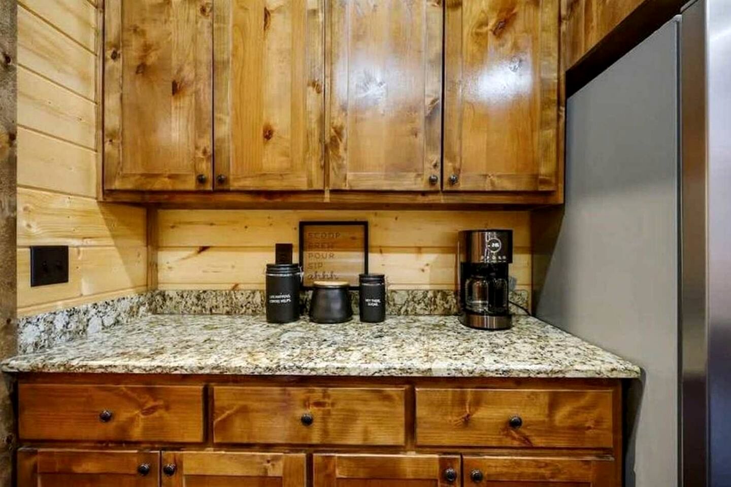 Modern Rustic Cabin with Hot Tub & Loft, Near Shops in Broken Bow, OK