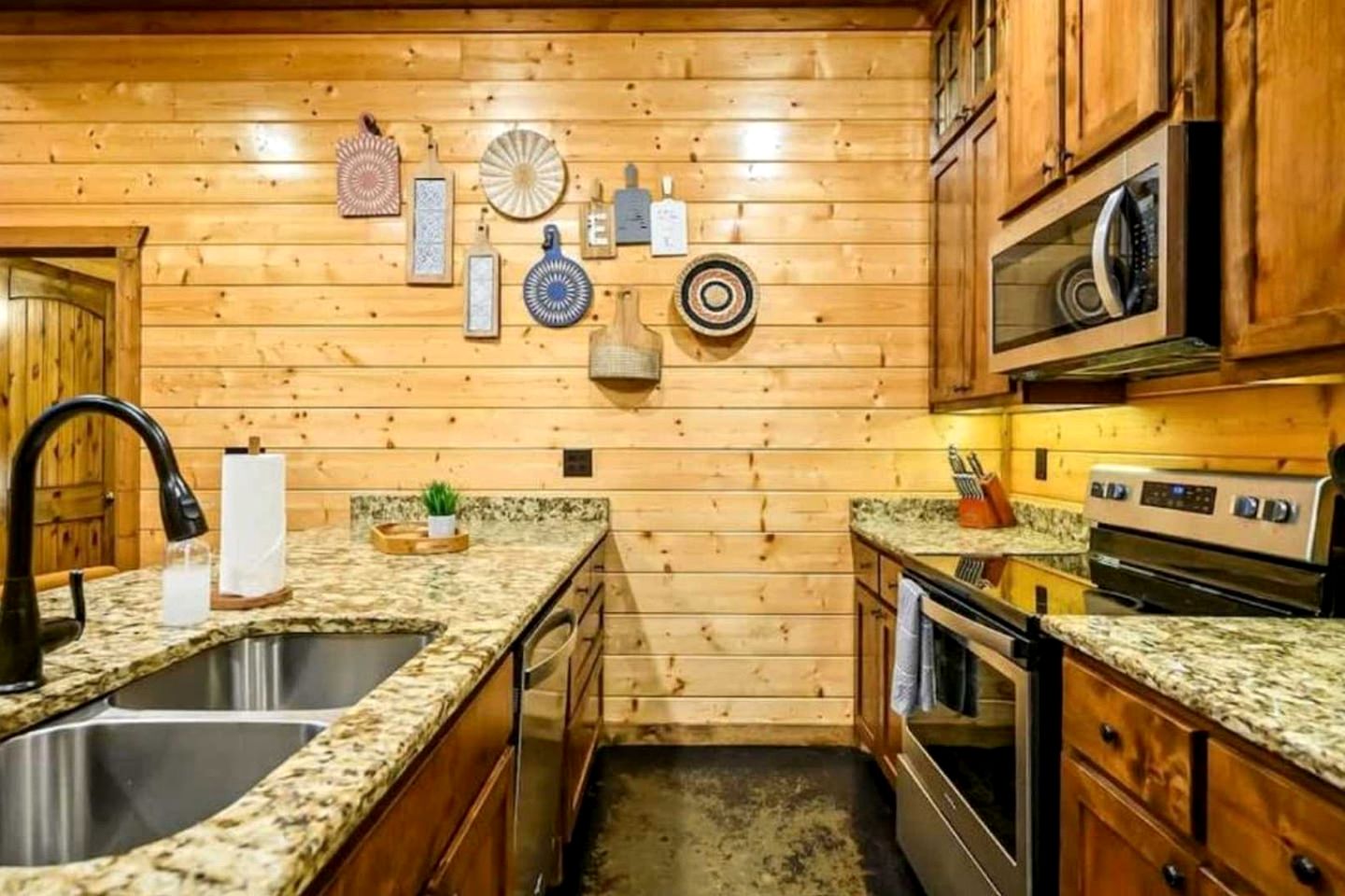 Modern Rustic Cabin with Hot Tub & Loft, Near Shops in Broken Bow, OK