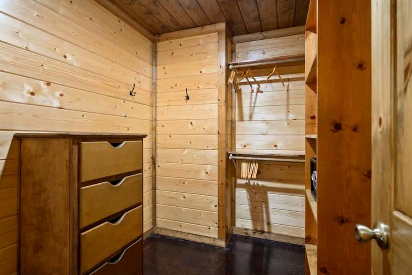 Modern Rustic Cabin with Hot Tub & Loft, Near Shops in Broken Bow, OK