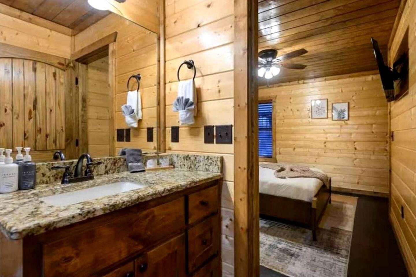 Modern Rustic Cabin with Hot Tub & Loft, Near Shops in Broken Bow, OK
