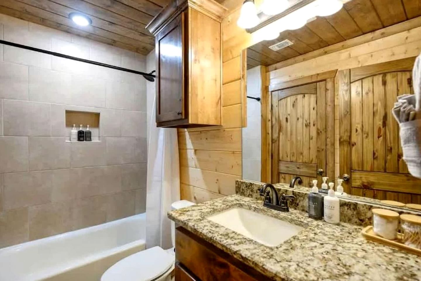 Modern Rustic Cabin with Hot Tub & Loft, Near Shops in Broken Bow, OK