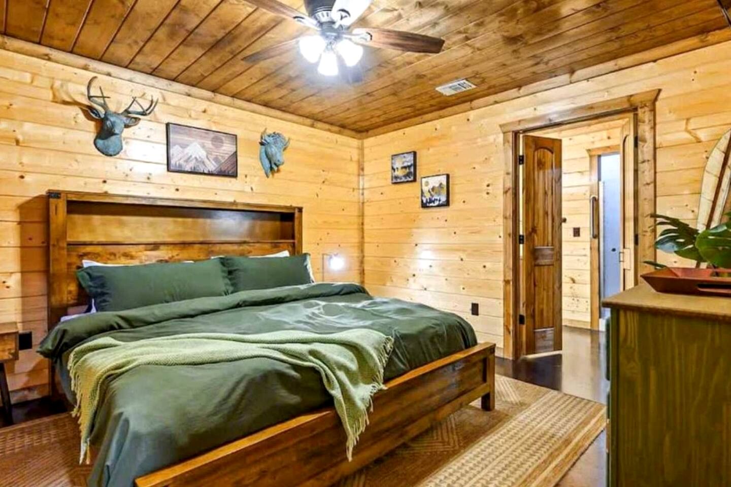 Modern Rustic Cabin with Hot Tub & Loft, Near Shops in Broken Bow, OK
