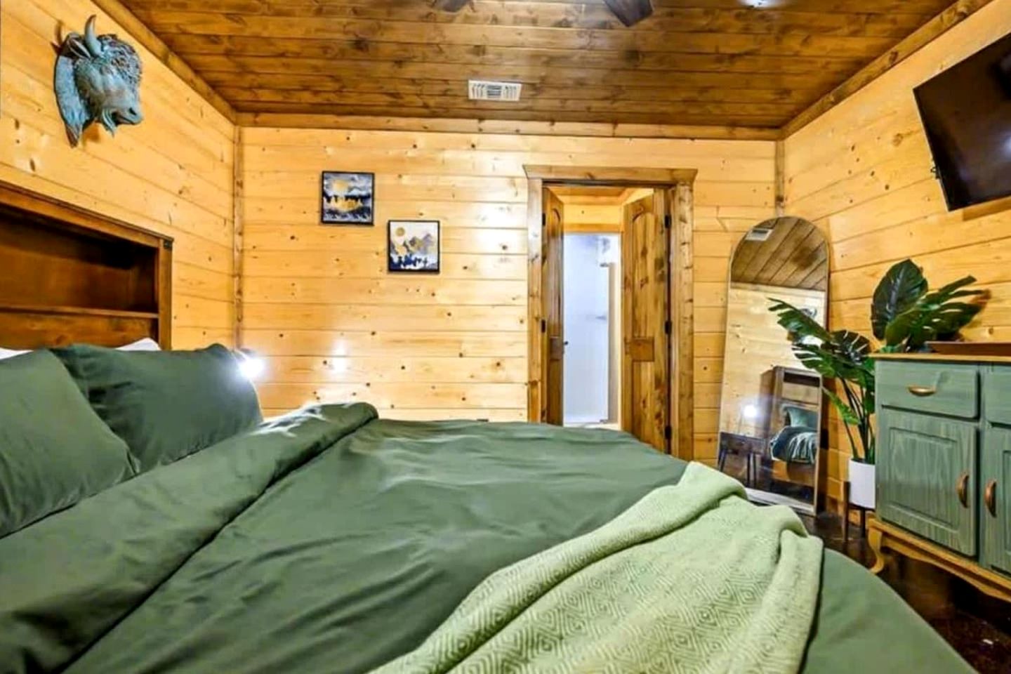 Modern Rustic Cabin with Hot Tub & Loft, Near Shops in Broken Bow, OK