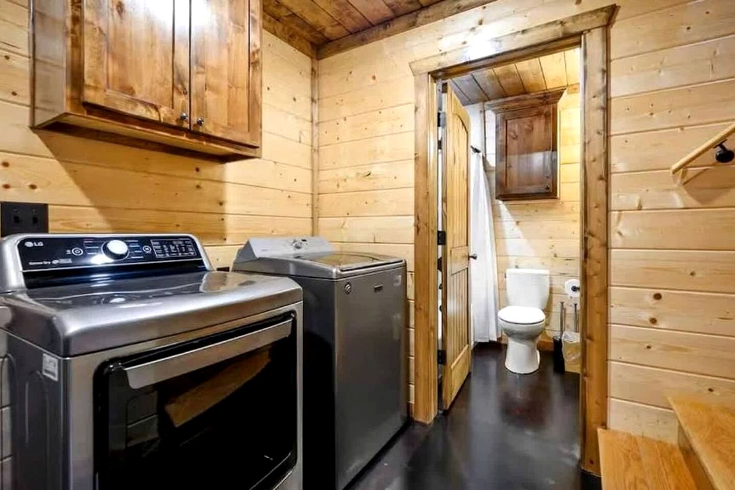 Modern Rustic Cabin with Hot Tub & Loft, Near Shops in Broken Bow, OK