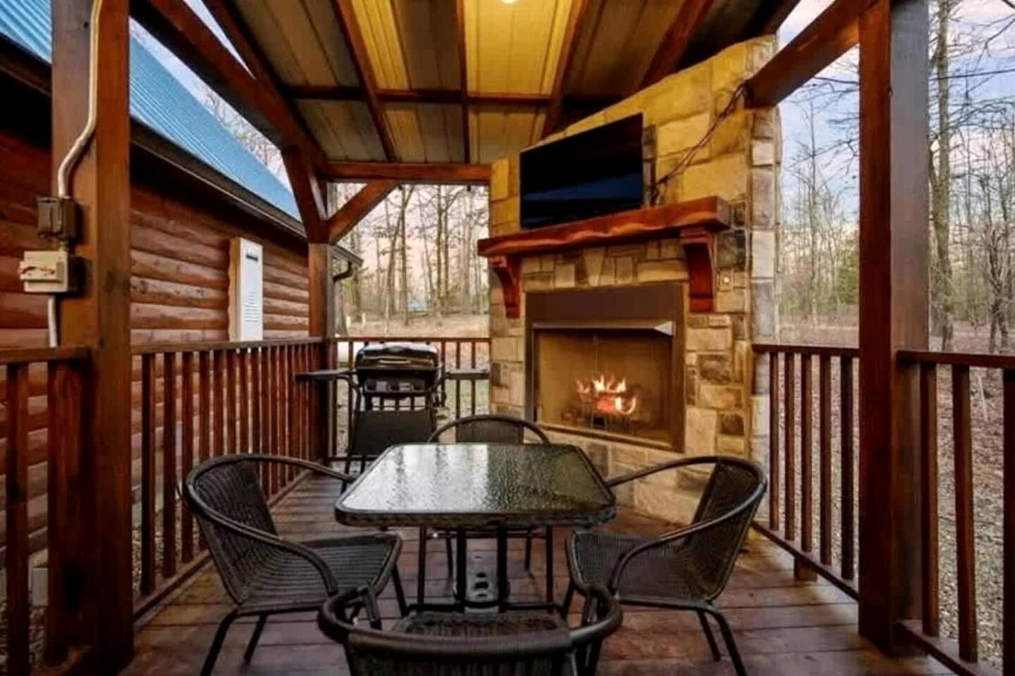 Modern Rustic Cabin with Hot Tub & Loft, Near Shops in Broken Bow, OK