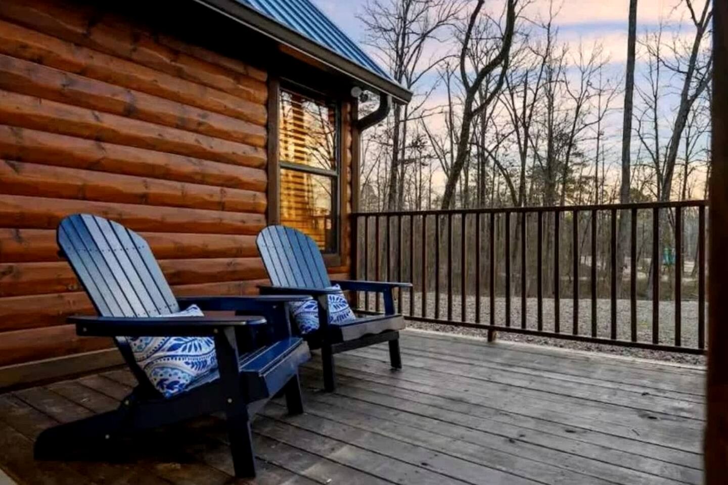 Modern Rustic Cabin with Hot Tub & Loft, Near Shops in Broken Bow, OK