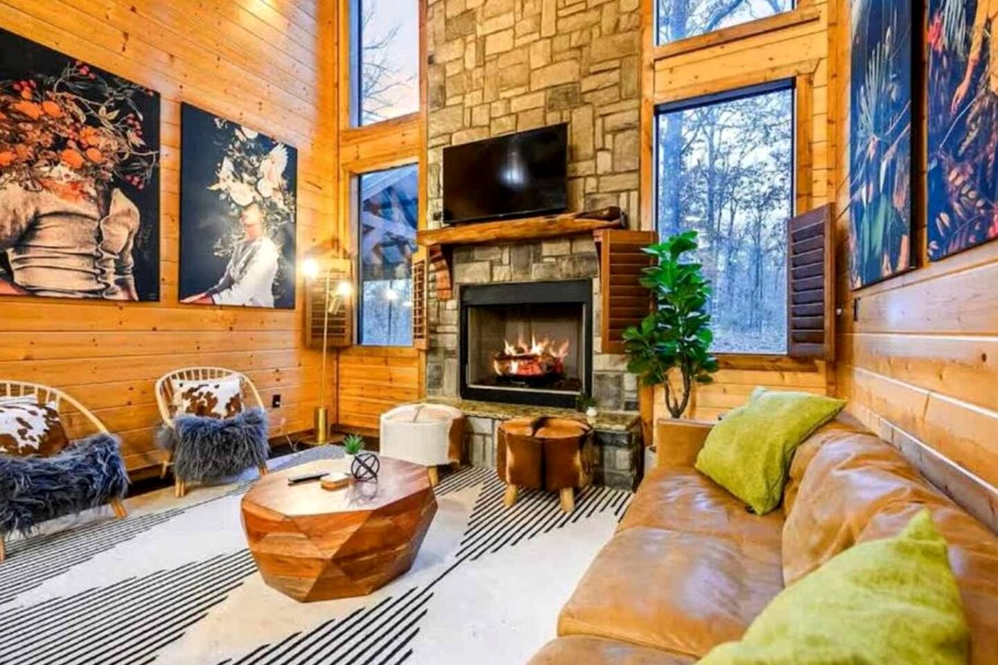 Modern Rustic Cabin with Hot Tub & Loft, Near Shops in Broken Bow, OK