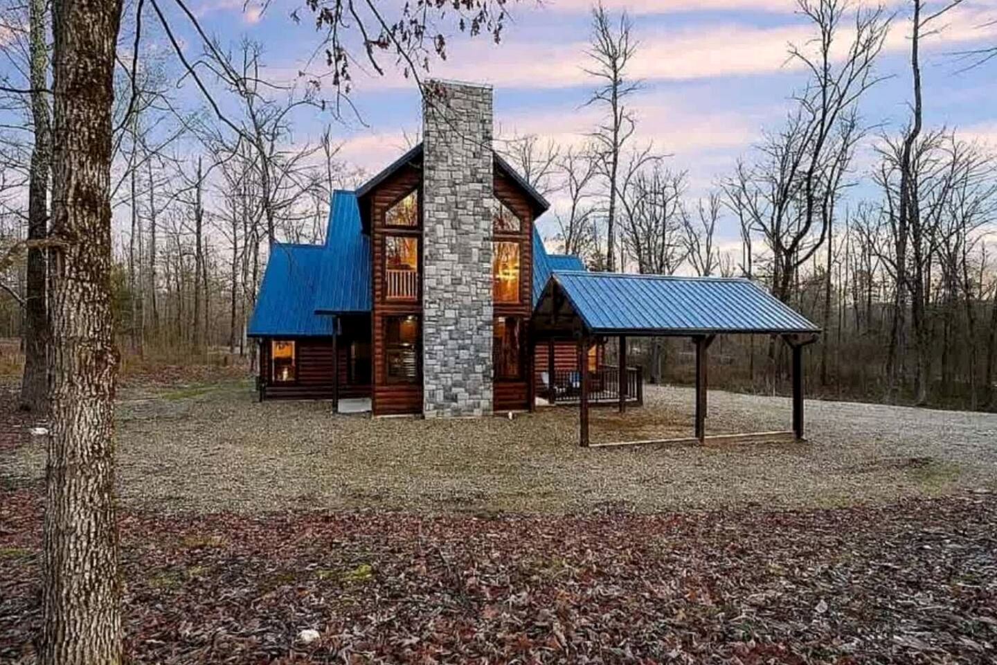 Modern Rustic Cabin with Hot Tub & Loft, Near Shops in Broken Bow, OK