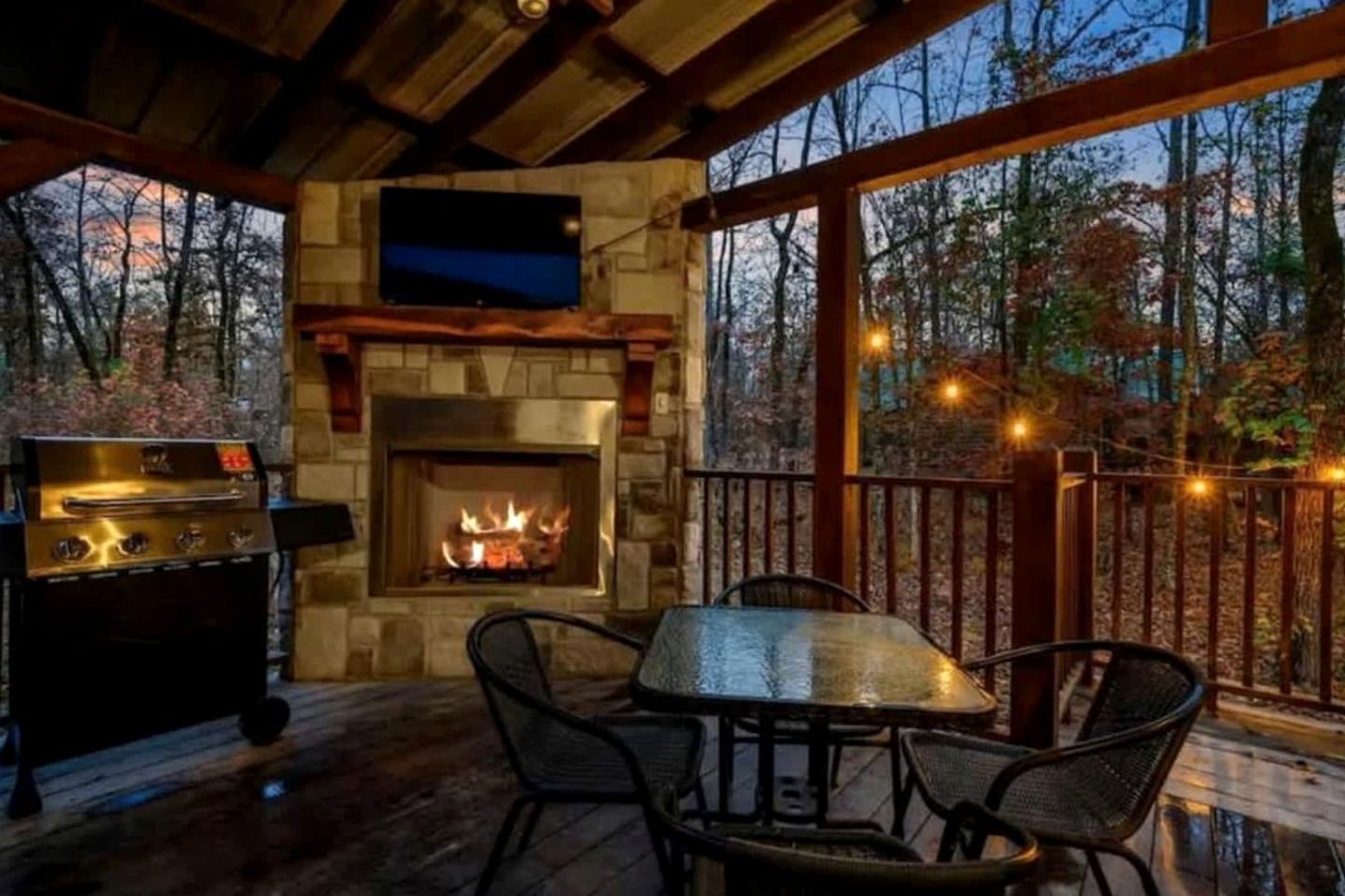 Modern Rustic Cabin with Hot Tub & Loft, Near Shops in Broken Bow, OK