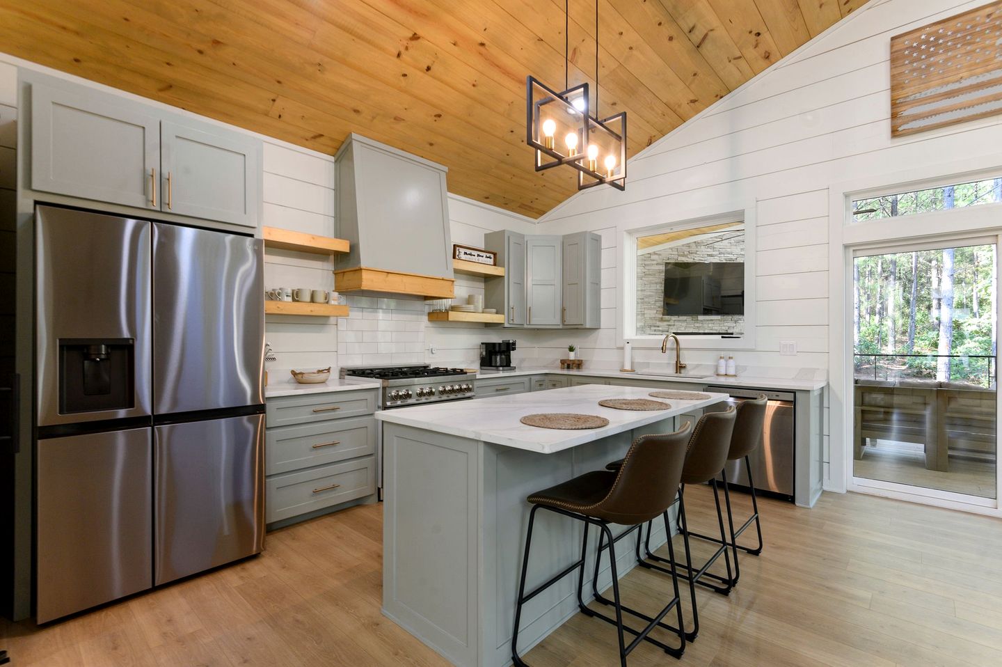 Modern Secluded Cabin with Hot Tub and Fire Pit in Broken Bow, Oklahoma