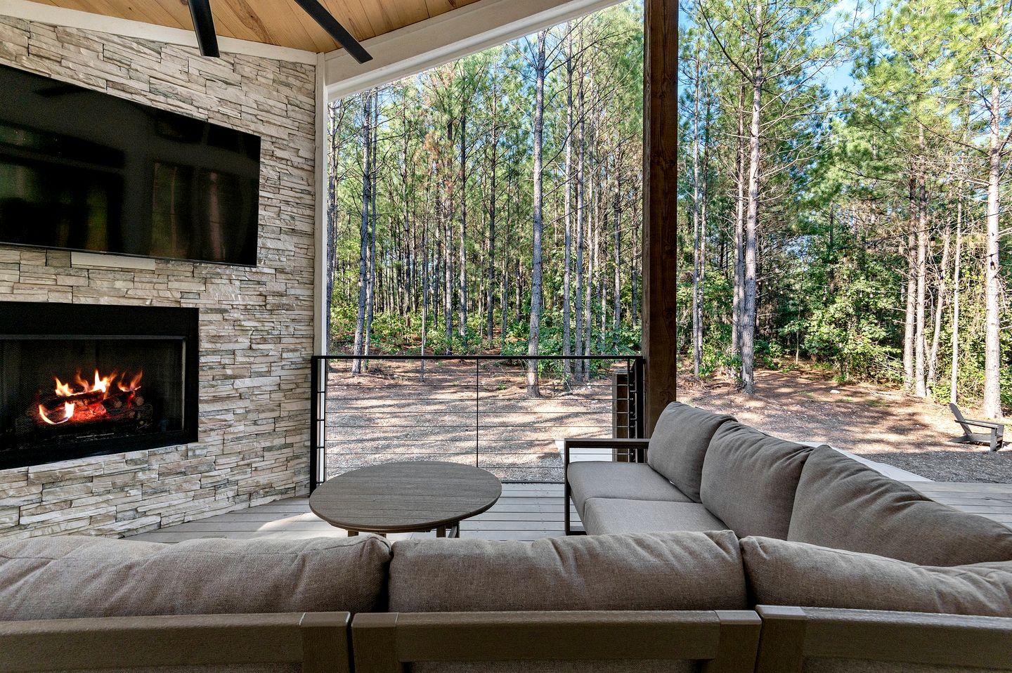 Modern Secluded Cabin with Hot Tub and Fire Pit in Broken Bow, Oklahoma