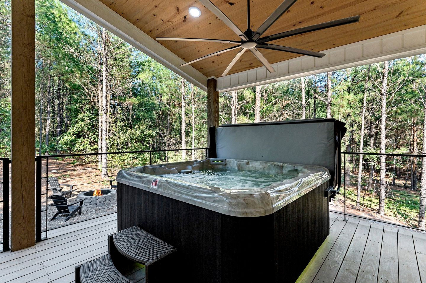 Modern Secluded Cabin with Hot Tub and Fire Pit in Broken Bow, Oklahoma