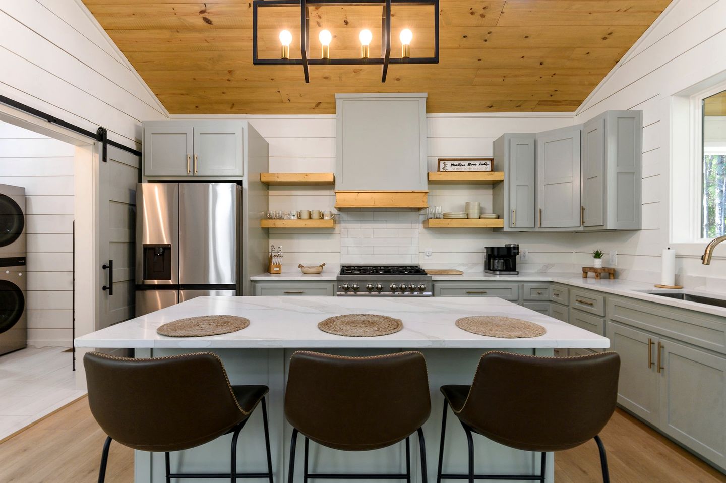 Modern Secluded Cabin with Hot Tub and Fire Pit in Broken Bow, Oklahoma