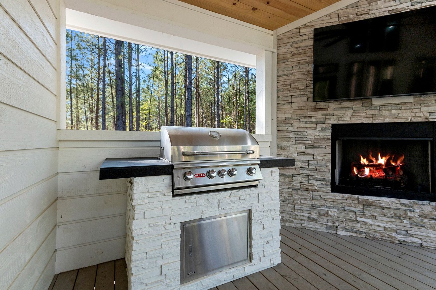 Modern Secluded Cabin with Hot Tub and Fire Pit in Broken Bow, Oklahoma