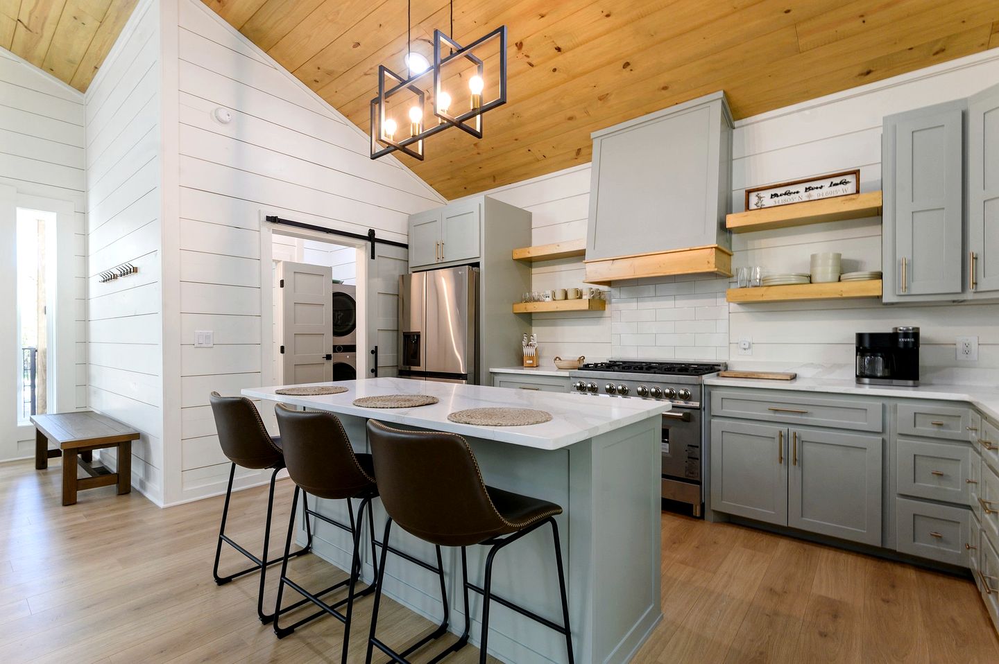Modern Secluded Cabin with Hot Tub and Fire Pit in Broken Bow, Oklahoma