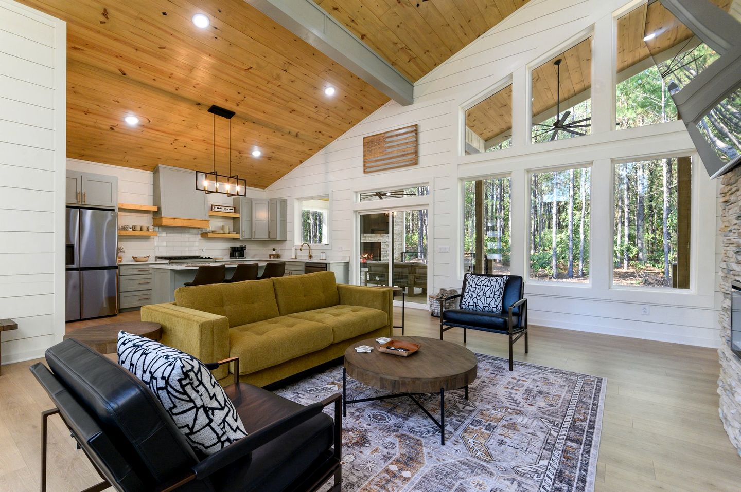 Modern Secluded Cabin with Hot Tub and Fire Pit in Broken Bow, Oklahoma