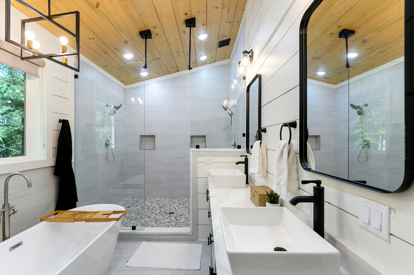 Modern Secluded Cabin with Hot Tub and Fire Pit in Broken Bow, Oklahoma