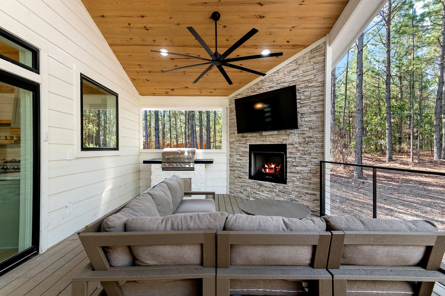 Modern Secluded Cabin with Hot Tub and Fire Pit in Broken Bow, Oklahoma