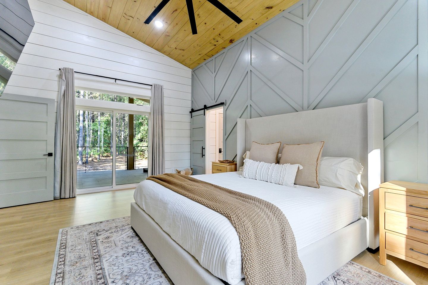 Modern Secluded Cabin with Hot Tub and Fire Pit in Broken Bow, Oklahoma