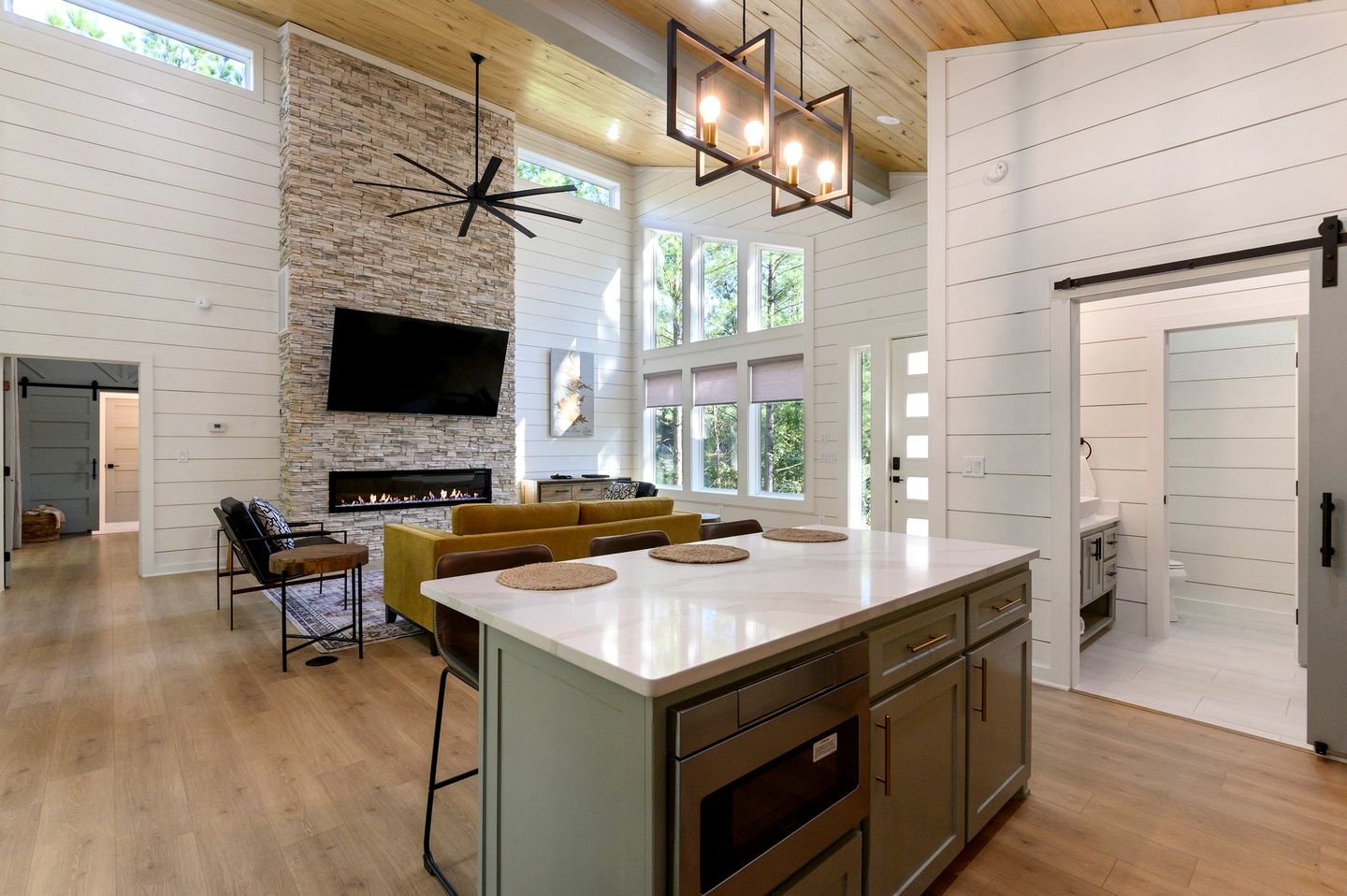 Modern Secluded Cabin with Hot Tub and Fire Pit in Broken Bow, Oklahoma