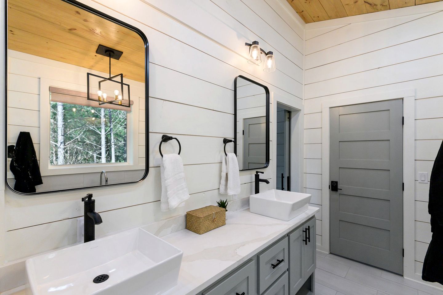 Modern Secluded Cabin with Hot Tub and Fire Pit in Broken Bow, Oklahoma