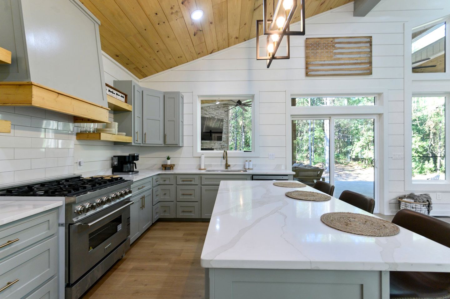 Modern Secluded Cabin with Hot Tub and Fire Pit in Broken Bow, Oklahoma
