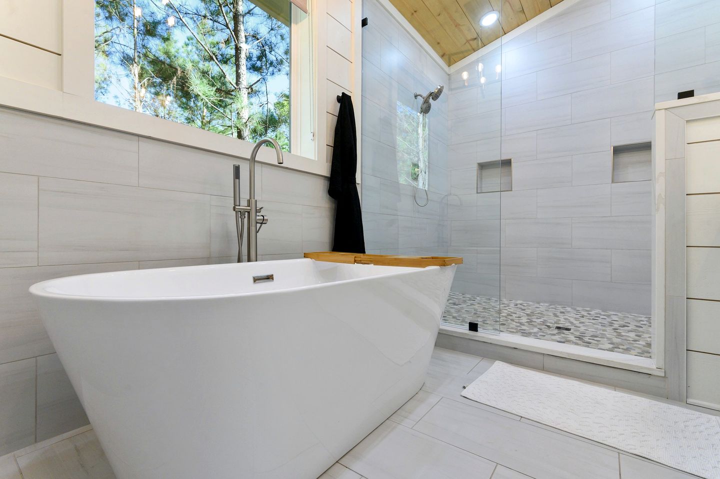 Modern Secluded Cabin with Hot Tub and Fire Pit in Broken Bow, Oklahoma
