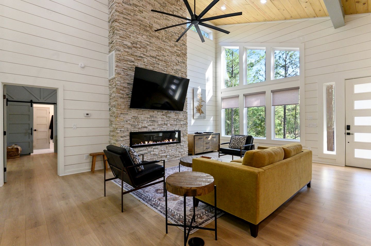 Modern Secluded Cabin with Hot Tub and Fire Pit in Broken Bow, Oklahoma