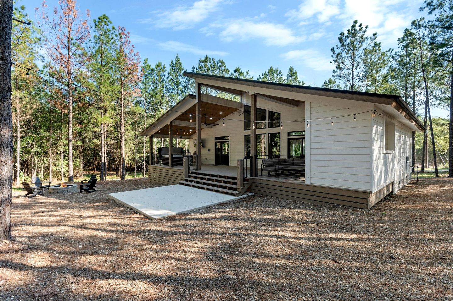 Modern Secluded Cabin with Hot Tub and Fire Pit in Broken Bow, Oklahoma