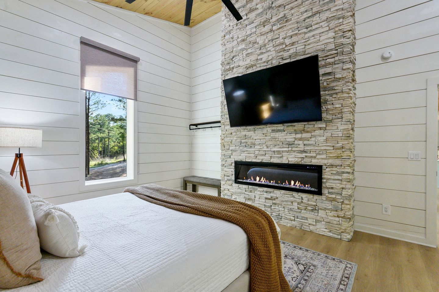 Modern Secluded Cabin with Hot Tub and Fire Pit in Broken Bow, Oklahoma