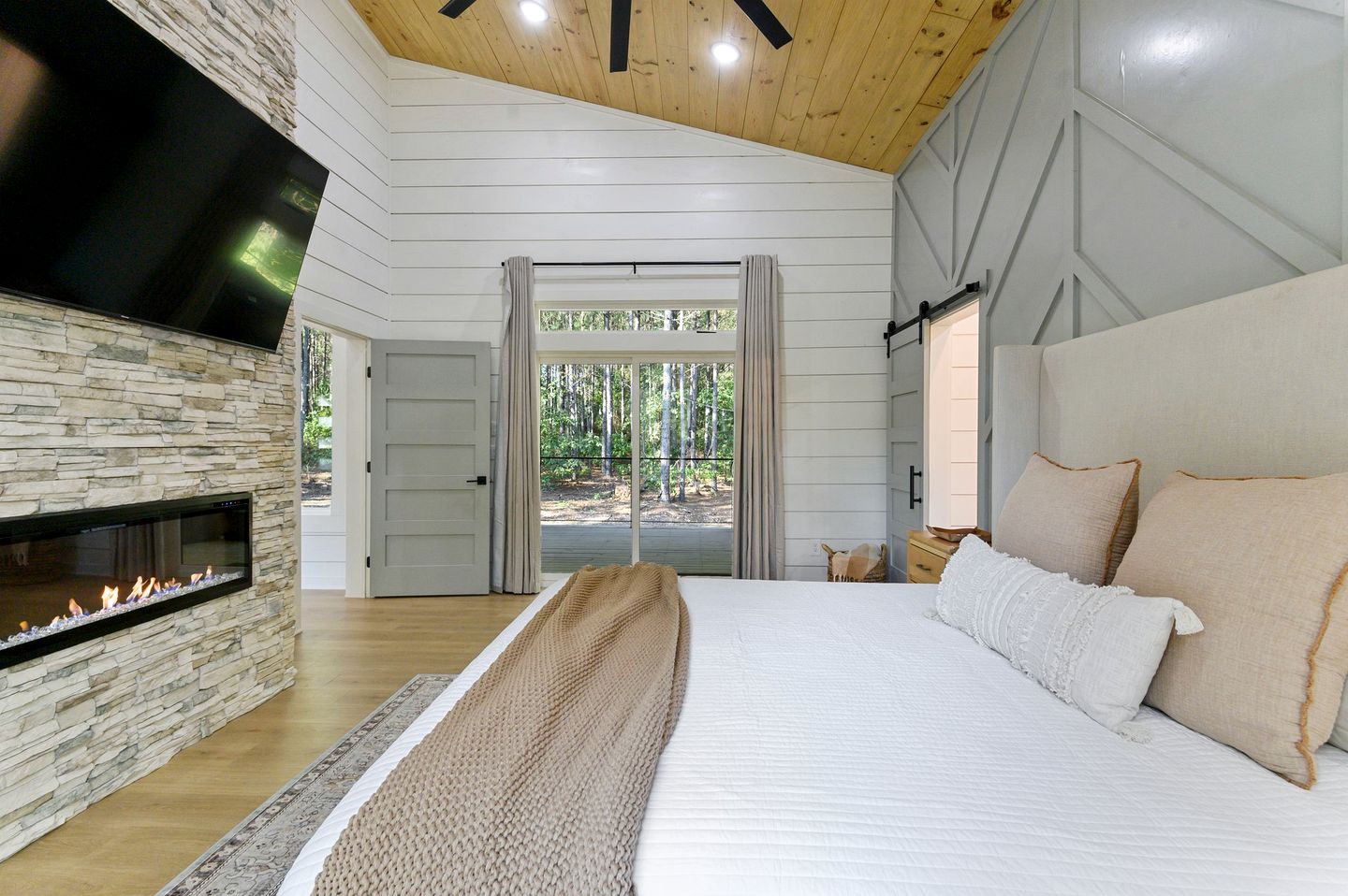 Modern Secluded Cabin with Hot Tub and Fire Pit in Broken Bow, Oklahoma