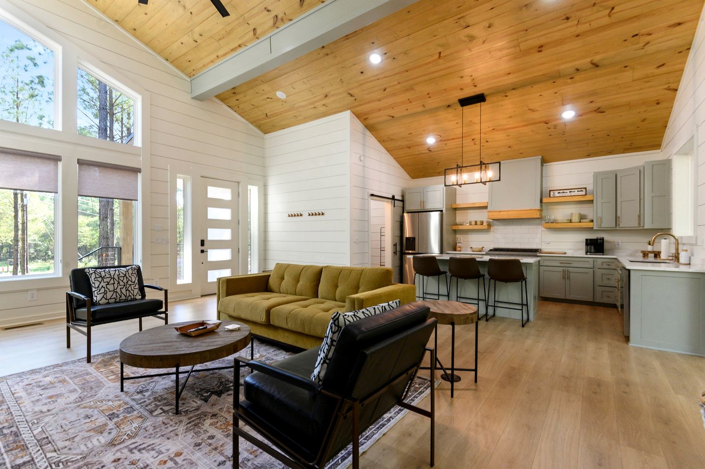 Modern Secluded Cabin with Hot Tub and Fire Pit in Broken Bow, Oklahoma