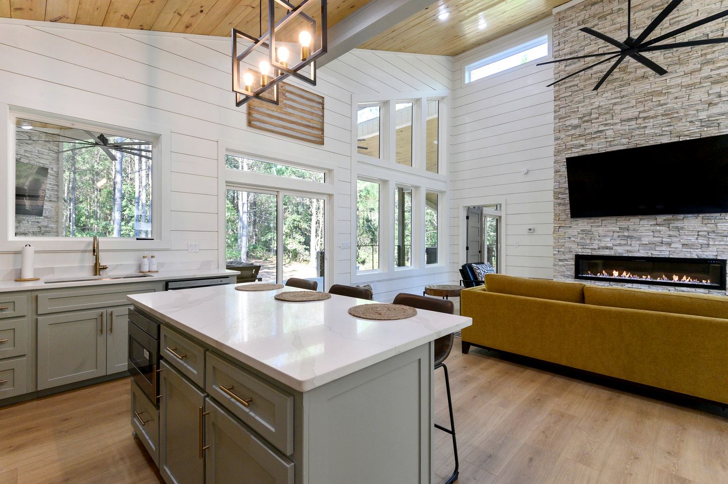 Modern Secluded Cabin with Hot Tub and Fire Pit in Broken Bow, Oklahoma