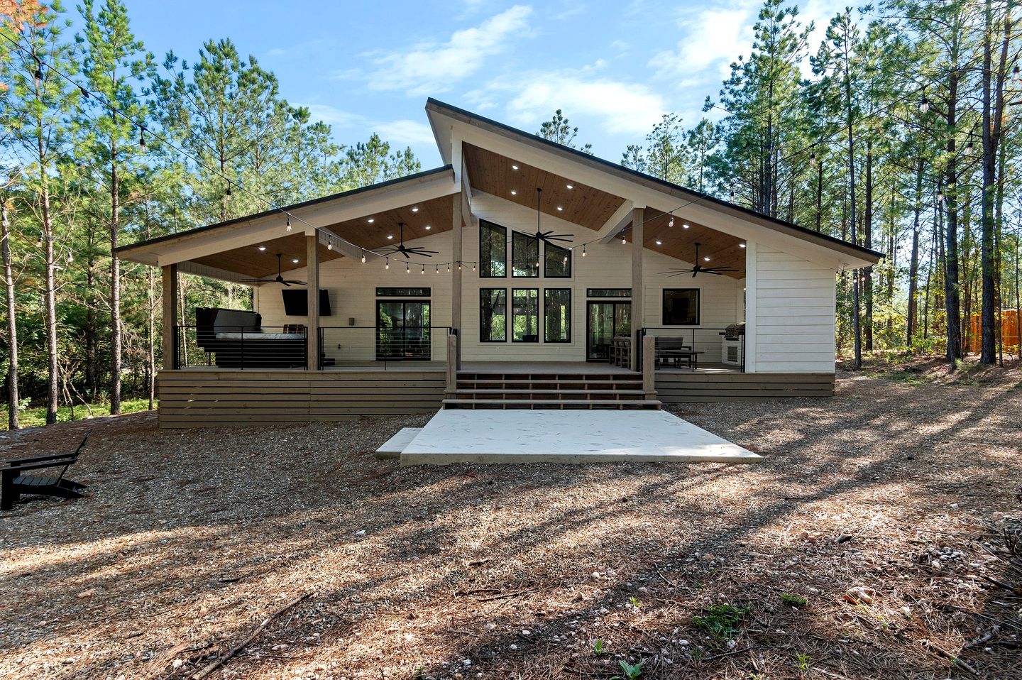 Modern Secluded Cabin with Hot Tub and Fire Pit in Broken Bow, Oklahoma