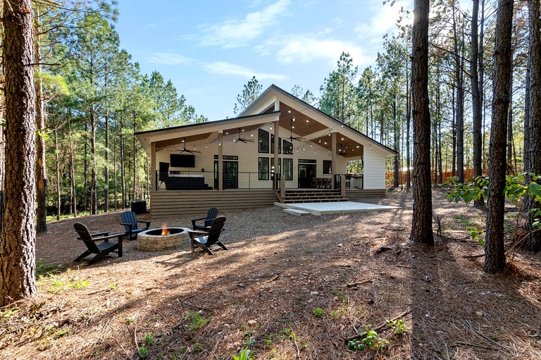 Modern Secluded Cabin with Hot Tub and Fire Pit in Broken Bow, Oklahoma