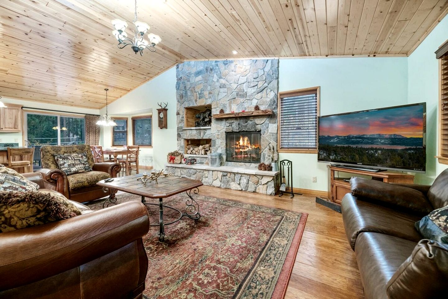Comfy Cabin with Outdoor Living Space with Spa in Big Bear Lake